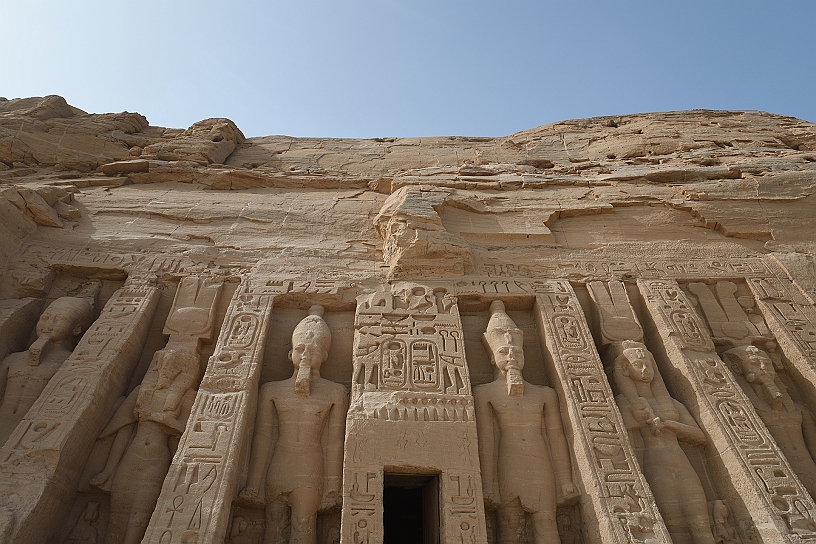 28 MAK_6556.jpg - Tempio minore dedicato ad Hathor, con cui la regina Nefertari (moglie di Ramses) fu associata insieme ad altre divinità preposte alla maternità.